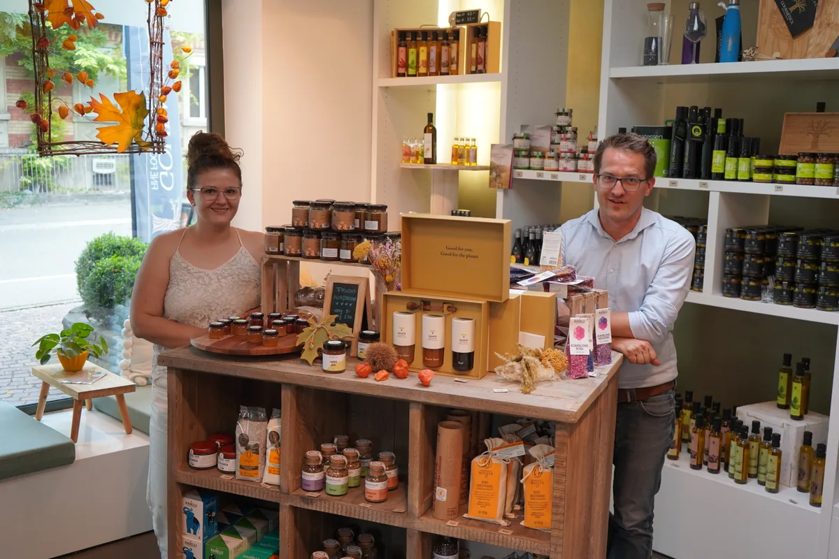 Anja Hardegger und Rouven Büchi bieten in ihrer «Gourmeteca» in Uster ab November auch ein Sortiment an Unverpackt-Lebensmitteln an.