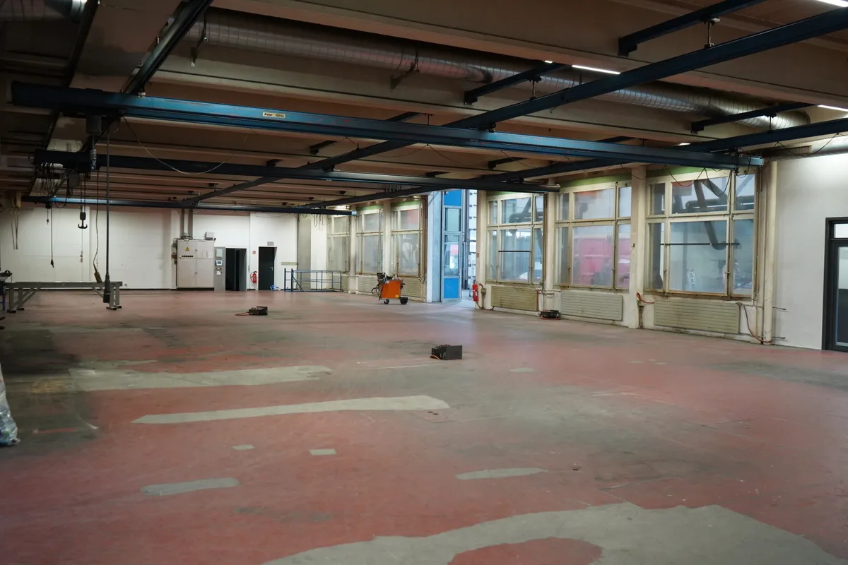 Blick in eine leere Produktionshalle der Reichmuth + Rüegg AG in Wald.