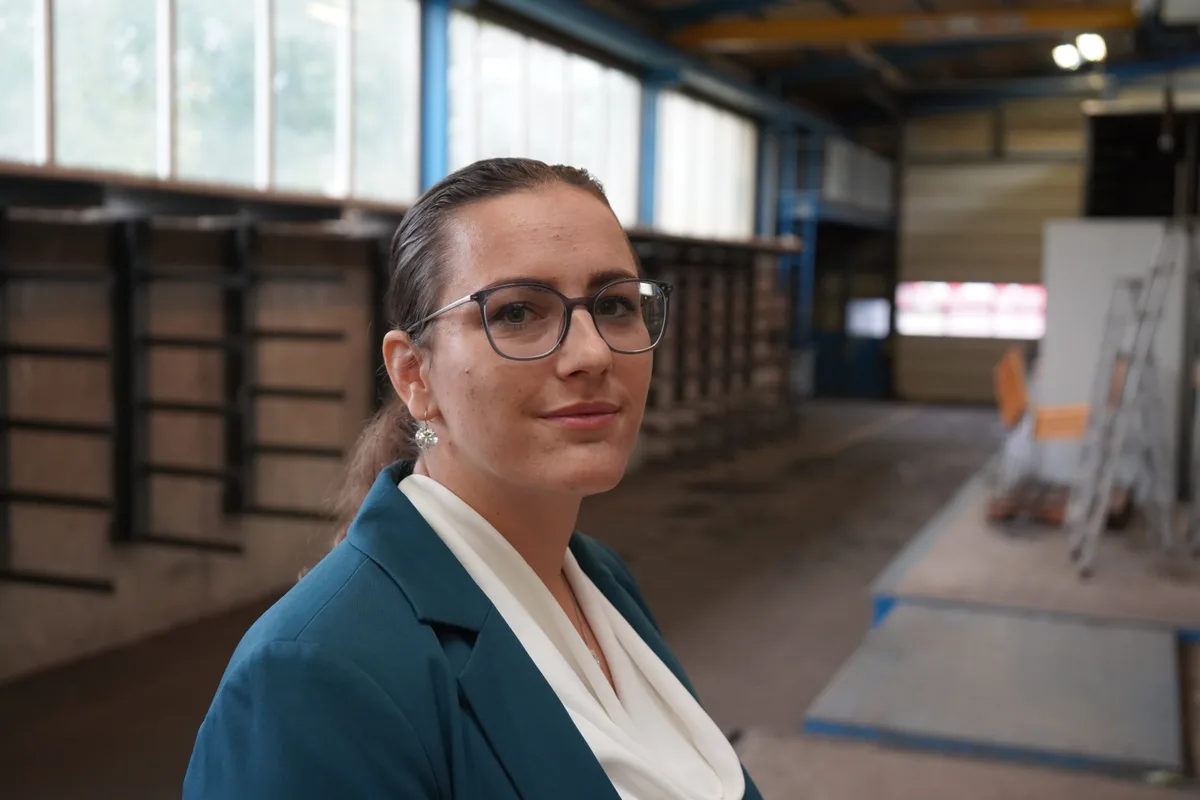 Porträtbild einer jungen Frau mit Brille.