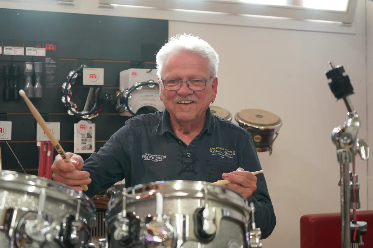 Mehr als 50 Jahre gab André Nussbaumer den Rhythmus in Andy’s Music Shop an. (Archiv)