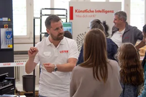 Rund 130 Mitarbeitende von Uster Technologies halfen am Tag der offenen Tür mit und brachten den Gästen ihre Hightech-Produkte näher. Rund 130 Mitarbeitende von Uster Technologies halfen am Tag der offenen Tür mit und brachten den Gästen ihre Hightech-Produkte näher.