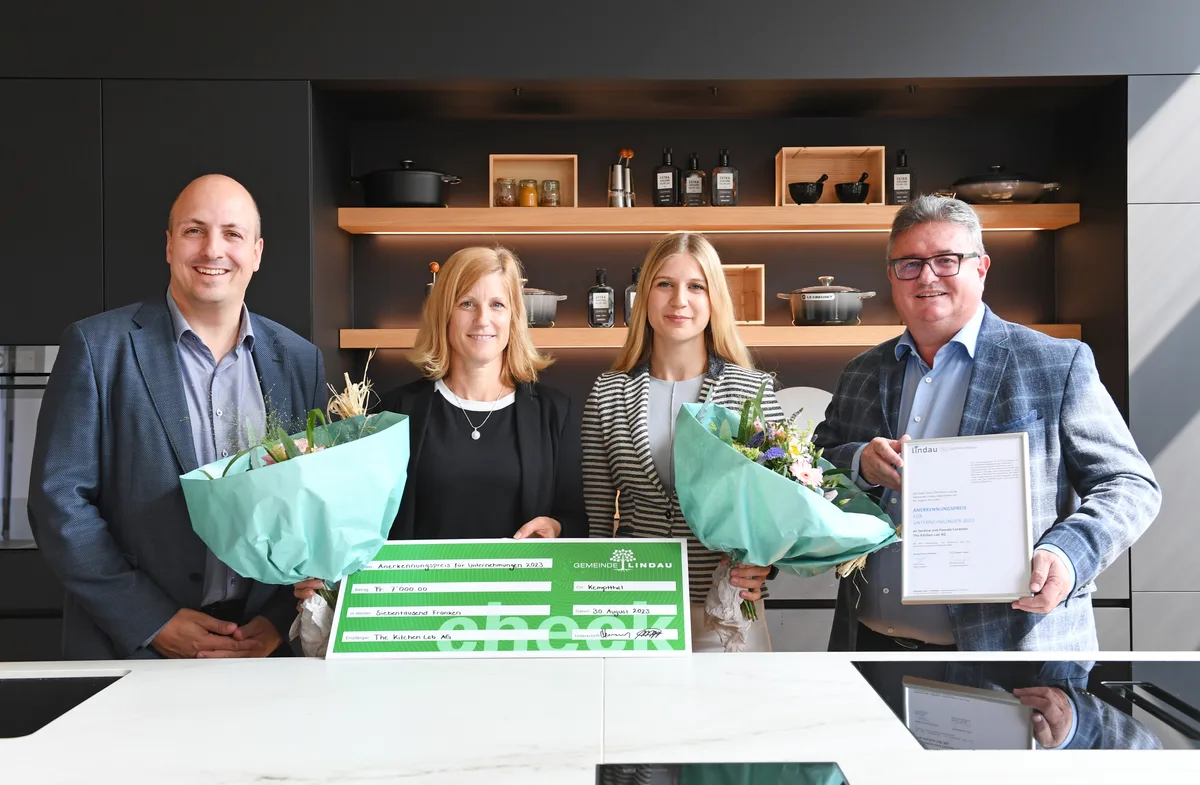 21364590-5 Der Anerkennungspreis der Stadt Illnau-Effretikon und der Gemeinde Lindau zeichnet innovative, kreative und nachhaltige Unternehmen aus (v.l.): Marco Nuzzi (Stadtpräsident Illnau-Effretikon), Pascale und Seraina Ceravolo vom Kitchen Lab und Bernard Hosang (Gemeindepräsident Lindau).