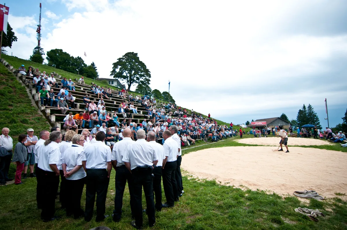 Zwei Schwingplätze, eine Zuschauertribüne und eine Gruppe Jodler auf dem Bachtel.