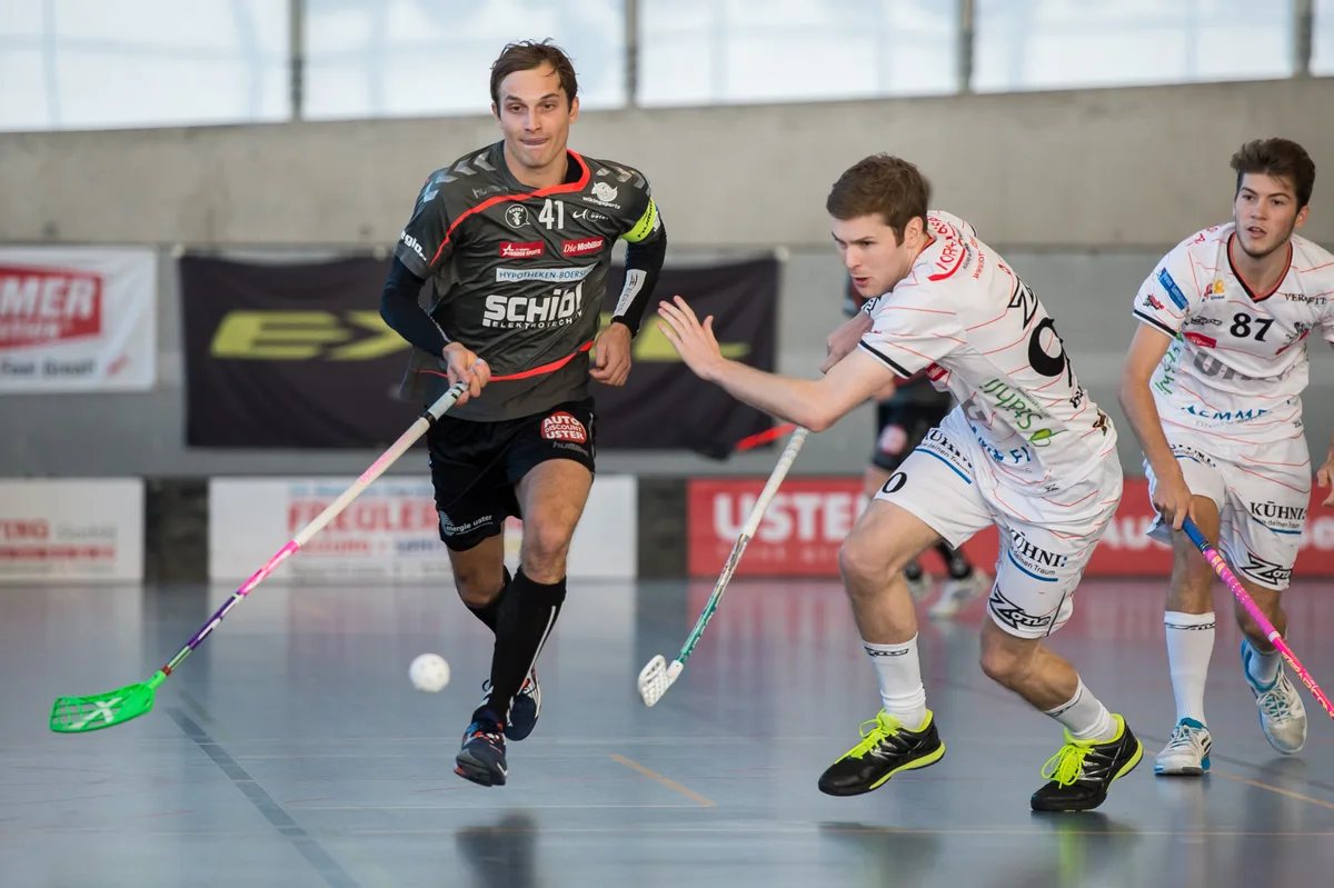«Man funktioniert nur im Team»: Anjo Urner 2015 als Captain des UHC Uster. (Archiv) Anjo Urner jagt als Unihockeyspieler beim UHC Uster dem Ball hinterher.