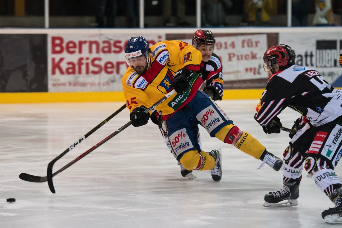 Sportplatz/Sporthalle, im Chreis, Dübendorf Jann Falett gegen Brandis Manuel Schaad und 47 Thomas Liechti Sportplatz/Sporthalle, im Chreis, Dübendorf Jann Falett gegen Brandis Manuel Schaad und 47 Thomas Liechti