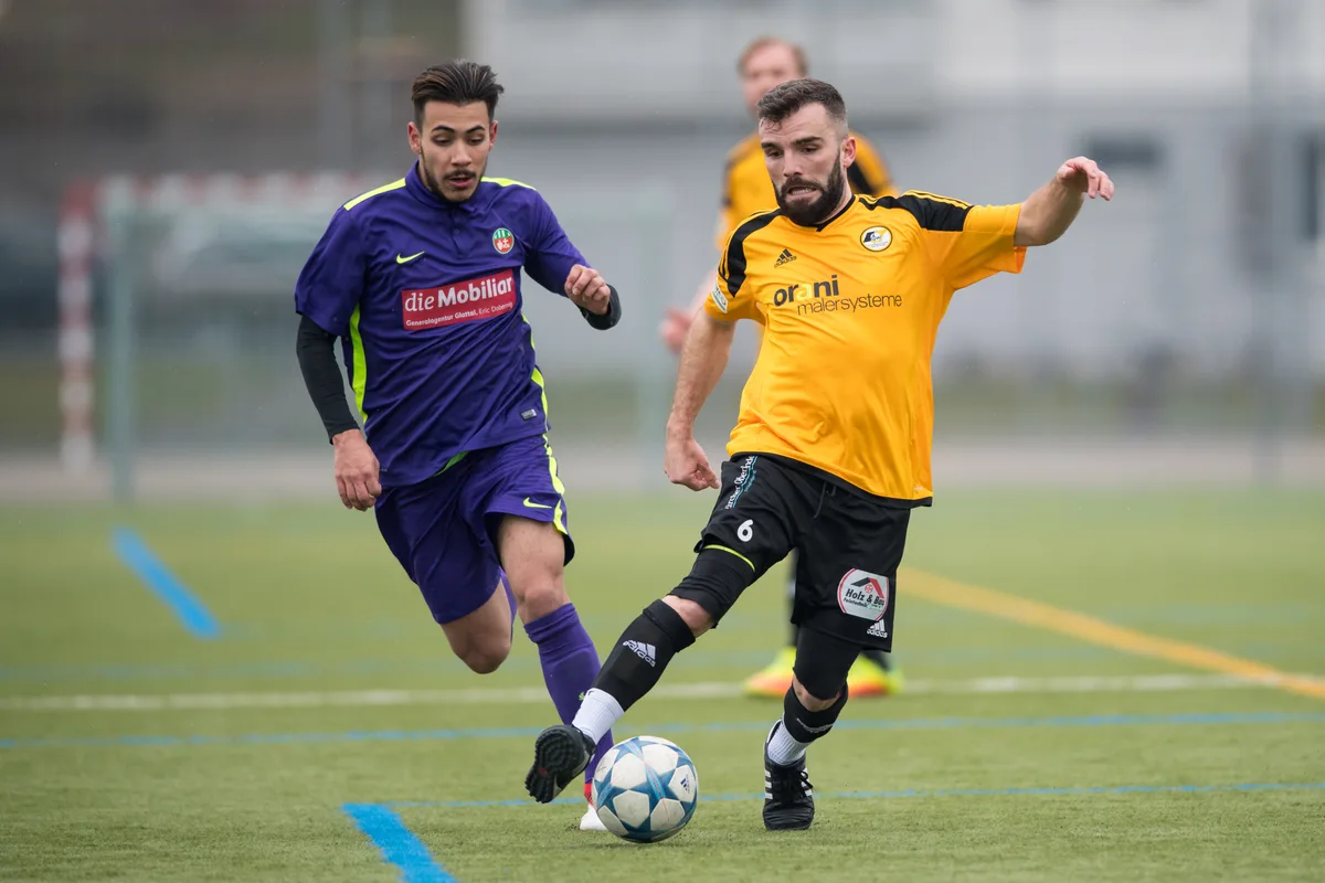 Sportplatz/Sporthalle Meierwiesen, Wetzikon. Ramani Visar gegen Schwamendingens Teixeira Gomes Leandro Miguel