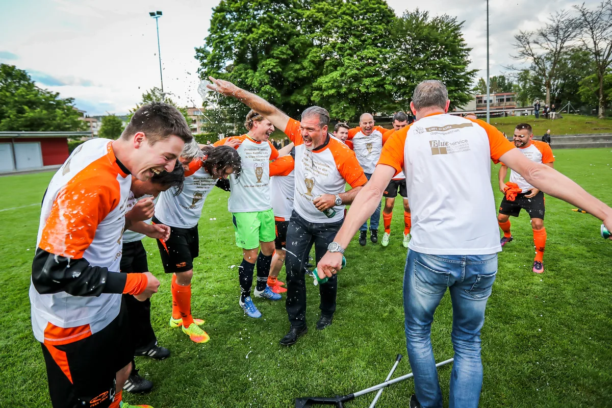 Markus Herzog freut sich mit seinen Spielern über einen der zahlreichen Aufstiege. (Archiv)