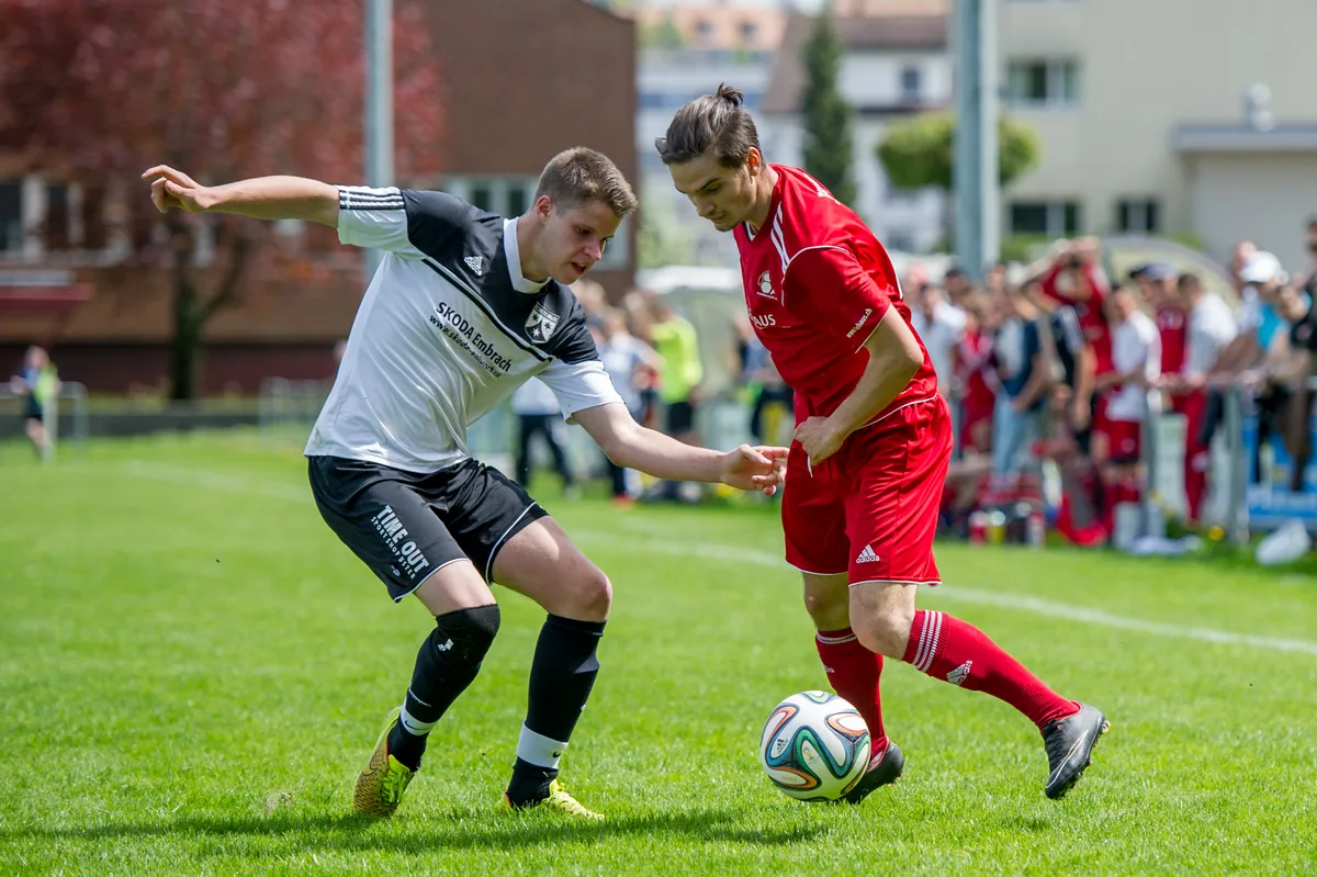 Sportplatz Heusser-Staub-Wiese, Usters Donik Ajredini gegen Weisslingens Dylan Albero.