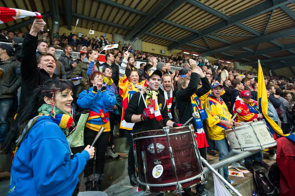 Aus dem Stadion wird eine Festhütte: Dübendorfer Fans im Freudentaumel. Eishalle im Chreis, Dübendorf