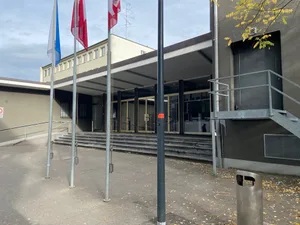 24492949-1 Stadthofsaal Uster von Aussen im Herbst