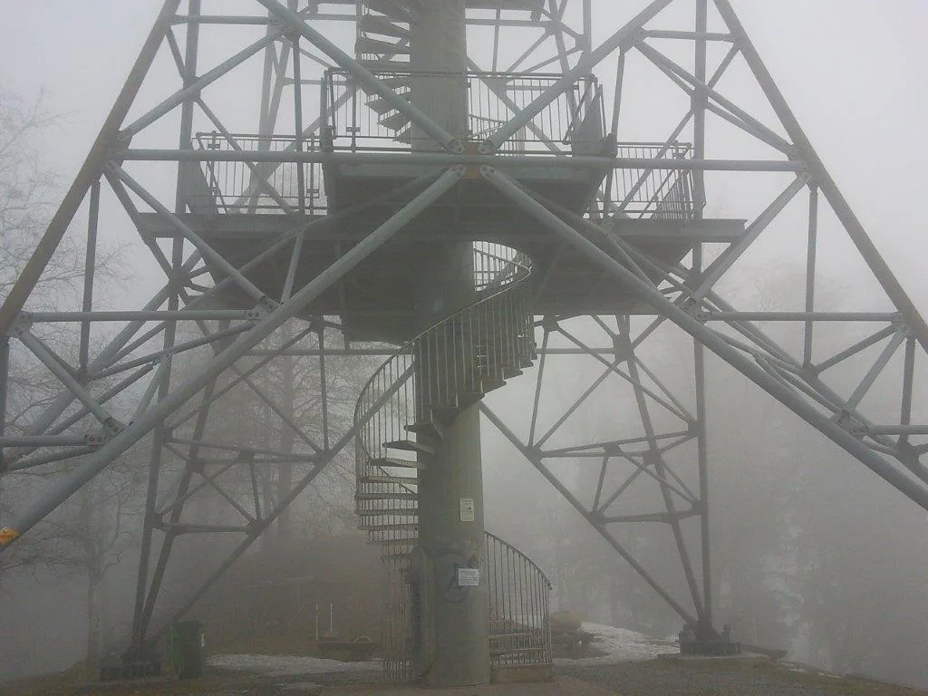 12091330-1 Der Bachtelturm im Nebel, aufgenommen von Liselotte Küpfer aus Rüti.