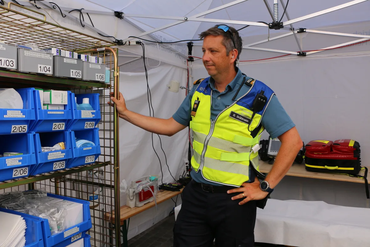 Basil Brühlmann schaut in einer der sechs Behandlungsstellen, ob der Materialvorrat wohl reicht und damit korrekt berechnet wurde