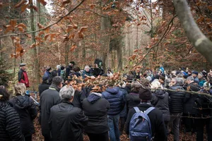 10839727-2 Walddemo der IG DepoNie Tägernauerholz mit Redner Susanna Jenny, ehemalige Gemeindepräsidentin von Grüningen; 2. Walddemo gegen Deponie Tägernauer Holz am 17.11.2018
