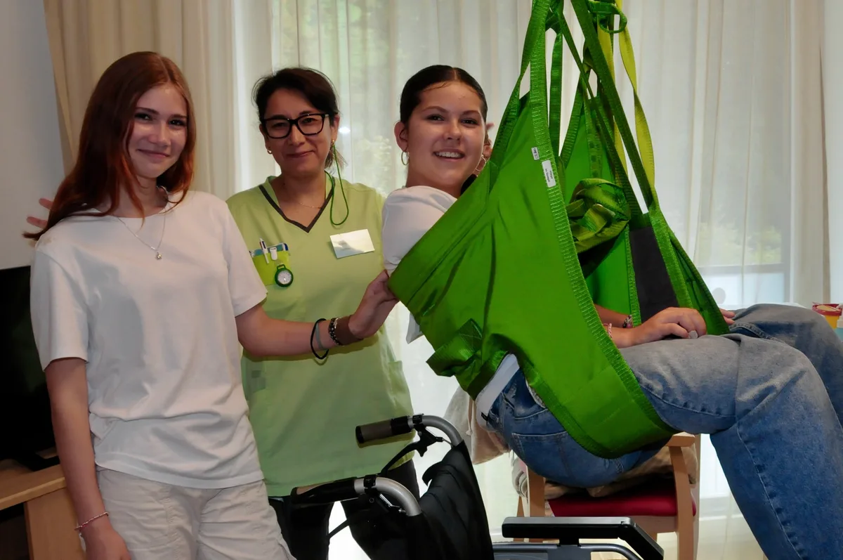 Mit einem Patientenheber vom Bett aufgenommen zu werden, war für viele Jugendliche eine eindrückliche Erfahrung. Mit einem Patientenheber vom Bett aufgenommen zu werden, war für viele Jugendliche eine eindrückliche Erfahrung.