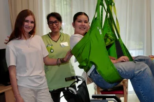Mit einem Patientenheber vom Bett aufgenommen zu werden, war für viele Jugendliche eine eindrückliche Erfahrung. Mit einem Patientenheber vom Bett aufgenommen zu werden, war für viele Jugendliche eine eindrückliche Erfahrung.