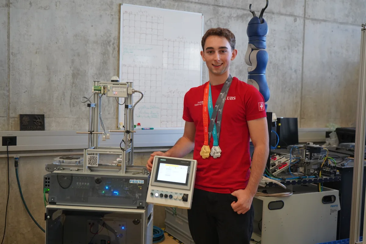 Ian Hofer aus Turbenthal an der Mechatronik Schule Winterthur. Hier arbeitet der 20-Jährige, wenn er nicht gerade in China an den World Skills teilnimmt.