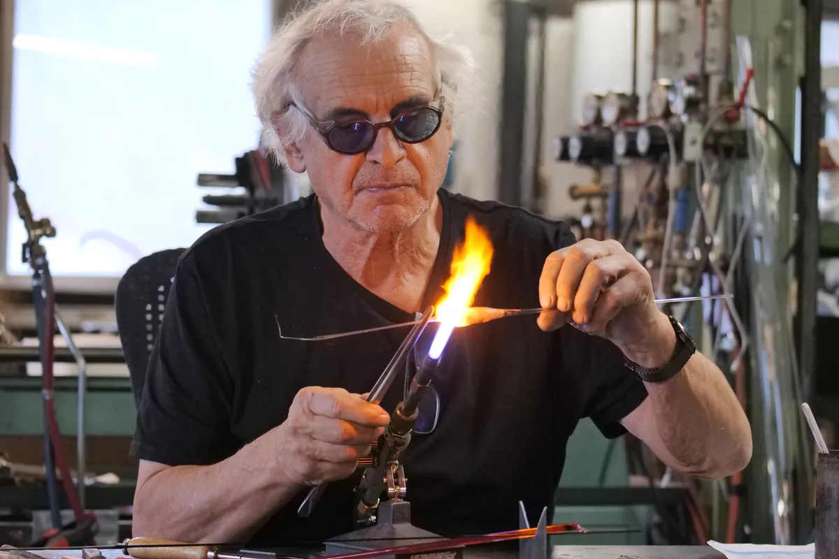 23166552-7 René Burri in seiner Glasbläserei in Wila.