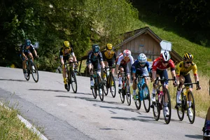 12471984-4 Die Frauen der Tour de Suisse überqueren den Chrinnenberg
