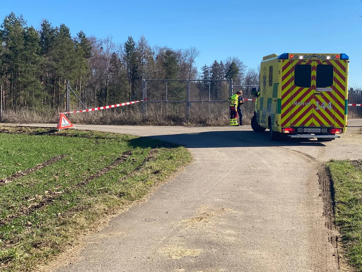 Feuerwehrautos und Polizei auf dem Schulungsgelände von Tätsch
