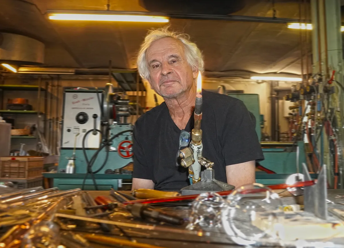 Sein Ruf eilt ihm längst voraus: René Burri ist bei Spezialanfertigungen für Beleuchtungsfirmen die erste Anlaufstelle. René Burri in seiner Glasbläserei in Wila.