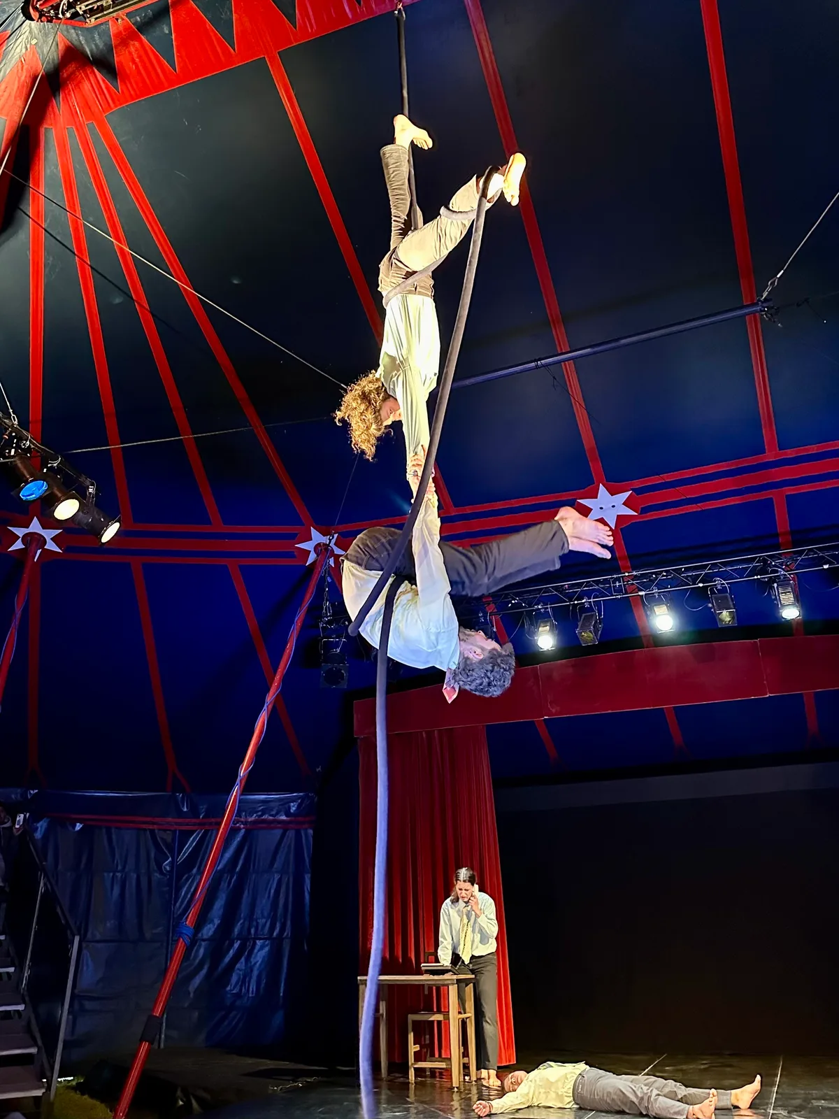 Man sieht die Artisten des Circolino Pipistrello in Aktion.