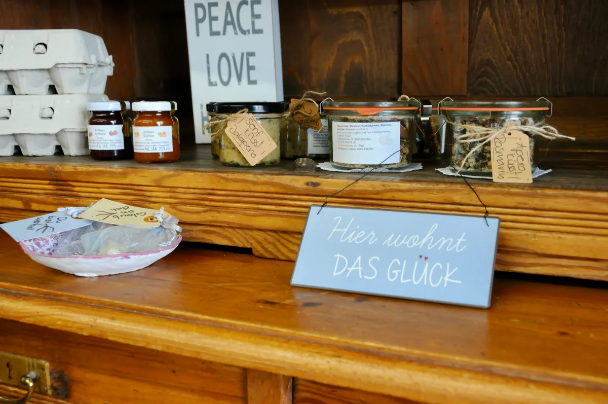 Man sieht das bunte Sortiment des Lädeli in Wila.
