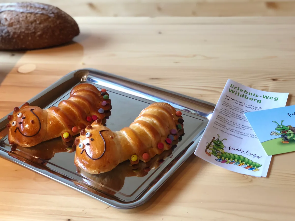 Man sieht Freddy-Fratzel-Brötchen, die auf einem Tablett liegen.