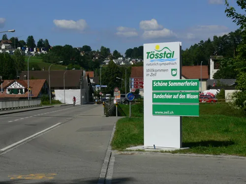 Eine alte Willkommenstafel in Zell. 