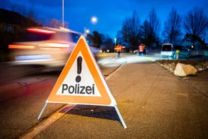 22873635-3 Polizei auf Einbrecherjagd
