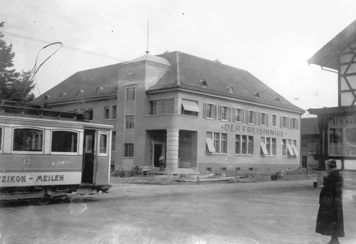 Gebäude der Buchdruckerei Wetzikon AG respektive der Zürcher Oberland Medien AG an der Rapperswilerstrasse 1 in Wetzikon Medienhaus; Aufnahme von 1930/31 kurz vor Eröffnung des Neubaus, dazu Wetzikon-Meilen.Bahn im Vordergrund
