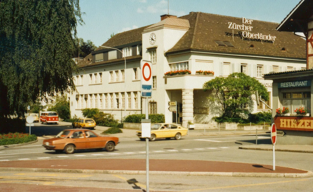 Gebäude der Buchdruckerei Wetzikon AG respektive der Zürcher Oberland Medien AG an der Rapperswilerstrasse 1 in Wetzikon Medienhaus; Aufnahme von 1980