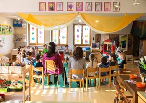 26840000-11 Symbolbild Kinder, Kindergarten, Chindsgi, Hort, Tagesstätte, Basteln, Spielzeug, Spielen, Zeichnen, Malen.