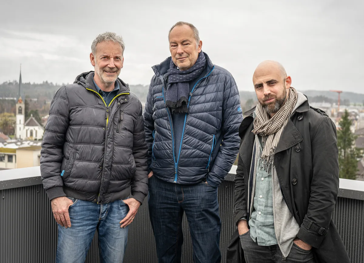 Die Bauherren Markus Morof (links) und Georg Horka (Mitte) mit dem Architekten Olivier Levis auf der Dachterrasse des Silo-Wohnturms.