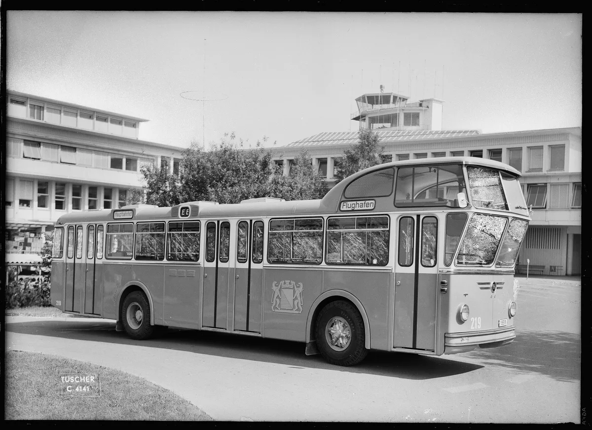 Eine alte Schwarz-Weiss-Aufnahme eines Hochlenkerbusses.