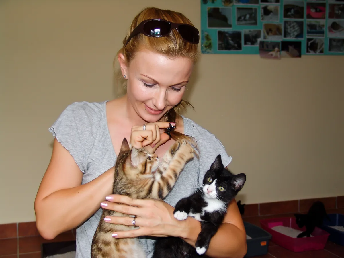 Susy Utzinger mit zwei Babykatzen.