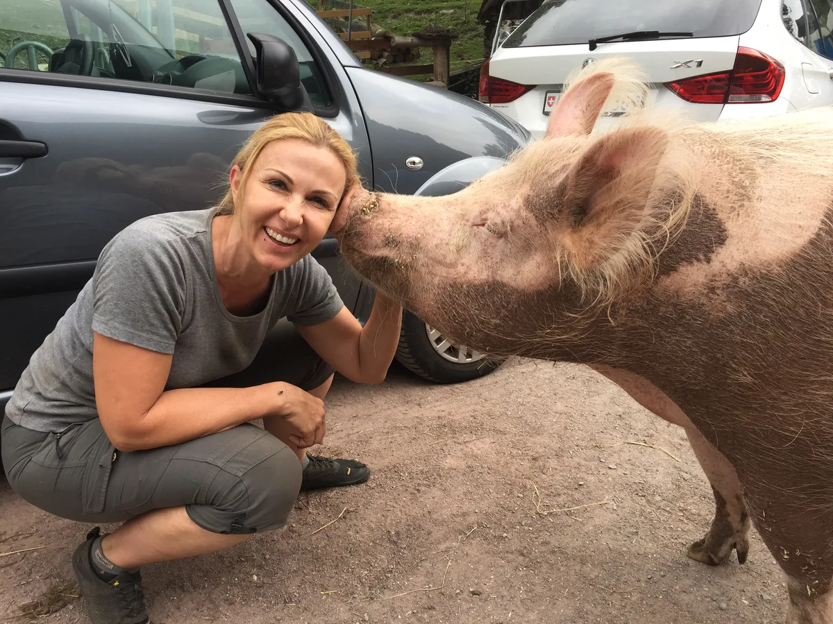Susy Utzinger mit einem Schwein.