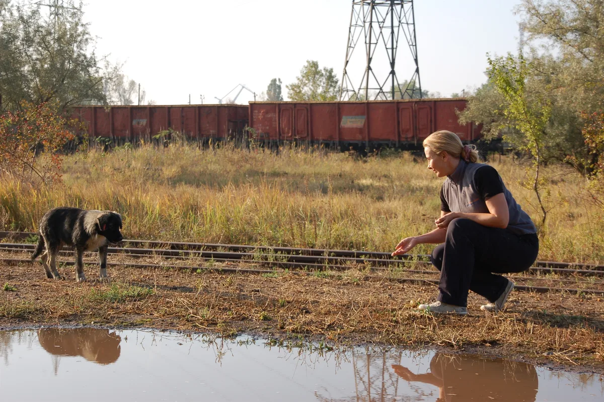 Susy Utzinger, Tierschützerin, mit einem Hund.
