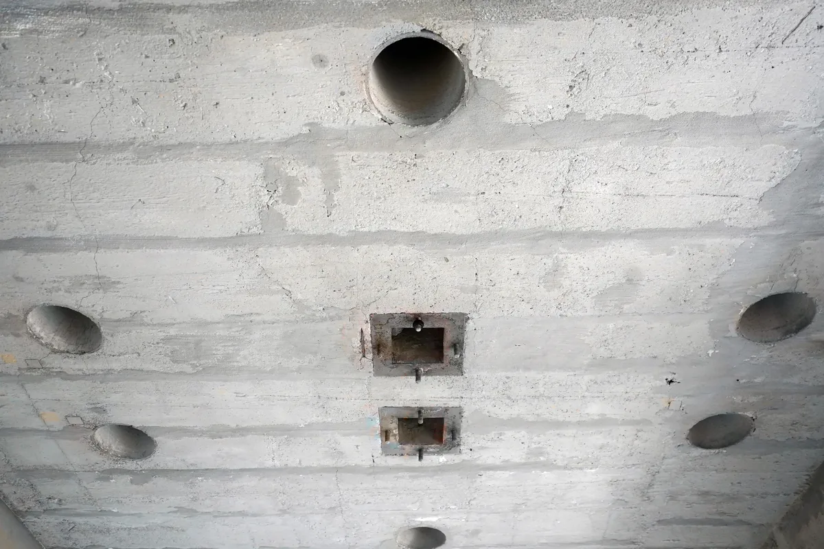 Man sieht die Struktur der inneren Wände im Silo. 