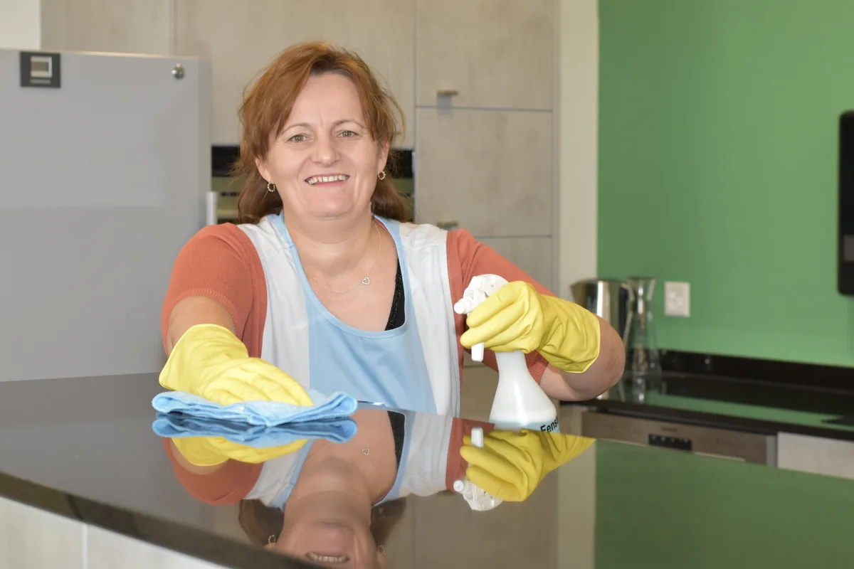 Putzen sollte man von oben nach unten, damit man saubere Flächen nicht wieder verschmutzt. Putzen sollte man von oben nach unten, damit man saubere Flächen nicht wieder verschmutzt.