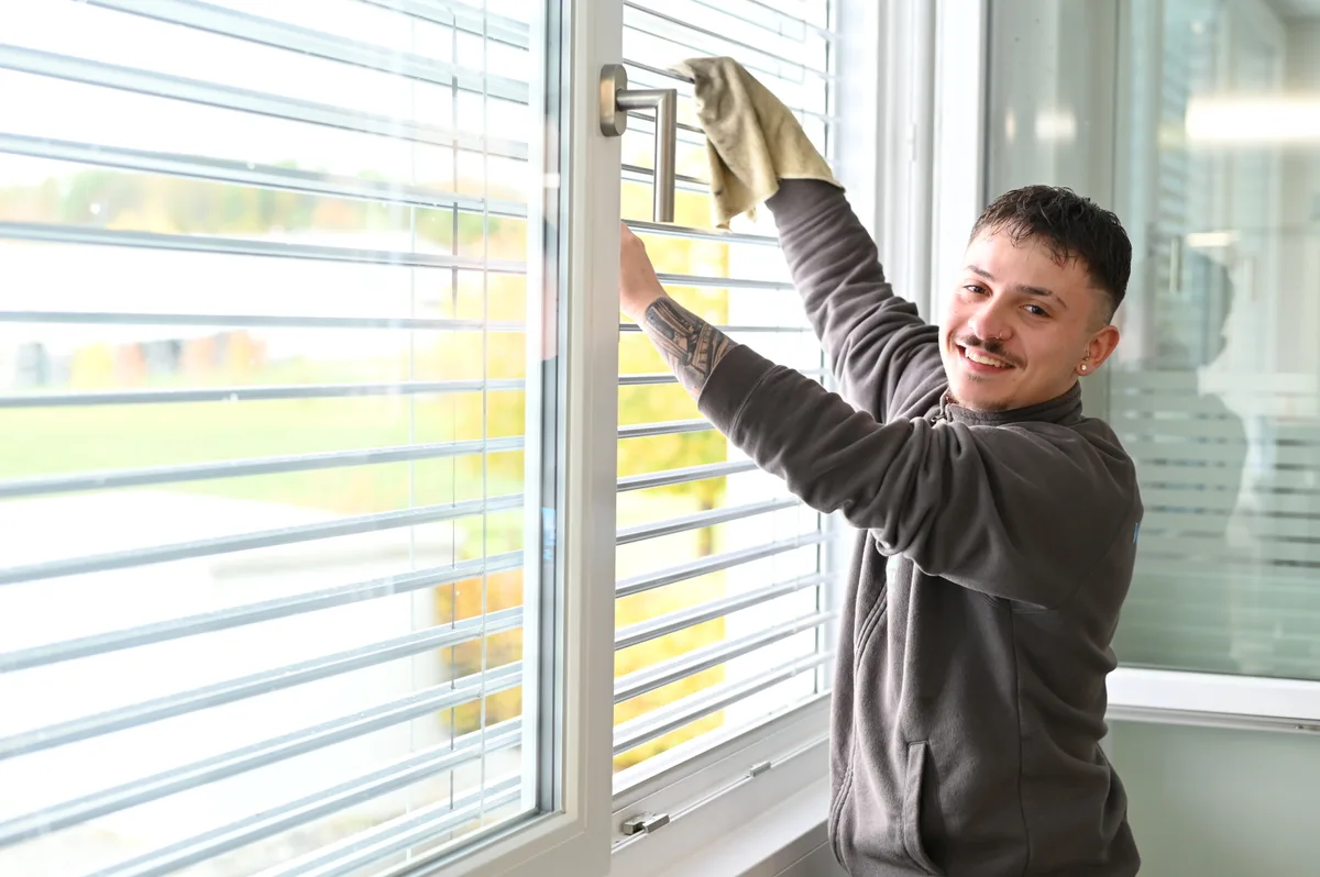 Sobald im Frühling die Sonne zum Fenster hineinscheint, kommt das Bedürfnis nach einer sauberen Wohnung auf. Sobald im Frühling die Sonne zum Fenster hineinscheint, kommt das Bedürfnis nach einer sauberen Wohnung auf.