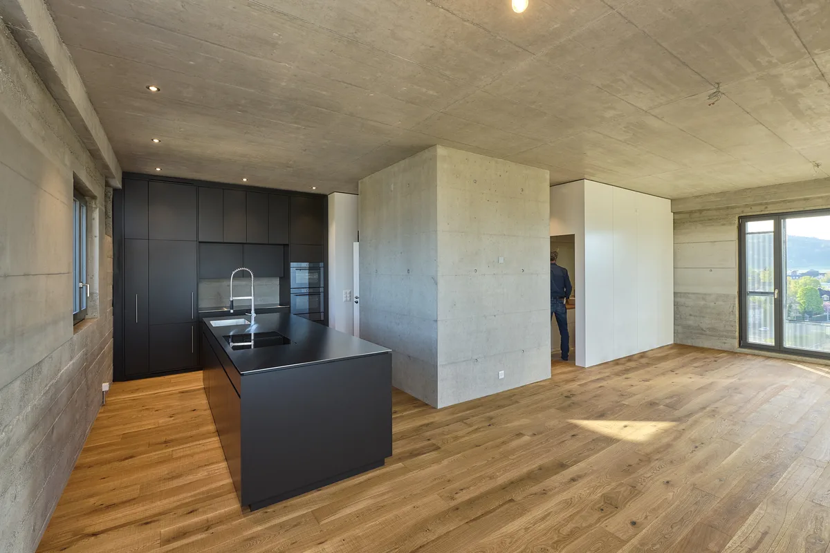 Die unterste und die oberste Wohnung sind klassische Lofts – grosszügige Räume und hohe Decken zeichnen sie aus.