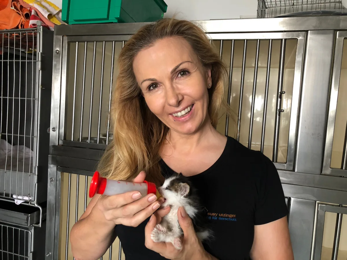 Susy Utzinger mit einer Baby-Katze.