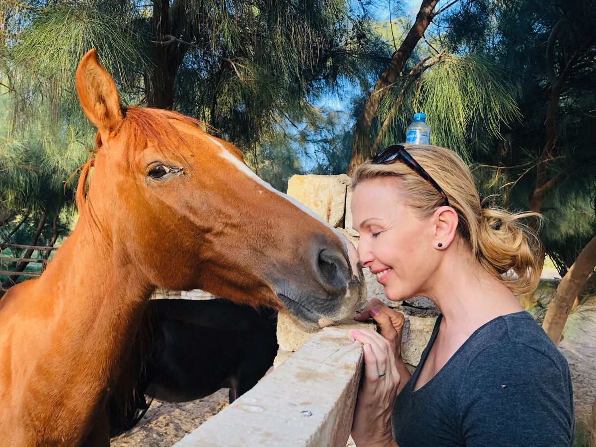 Susy Utzinger mit einem Pferd.