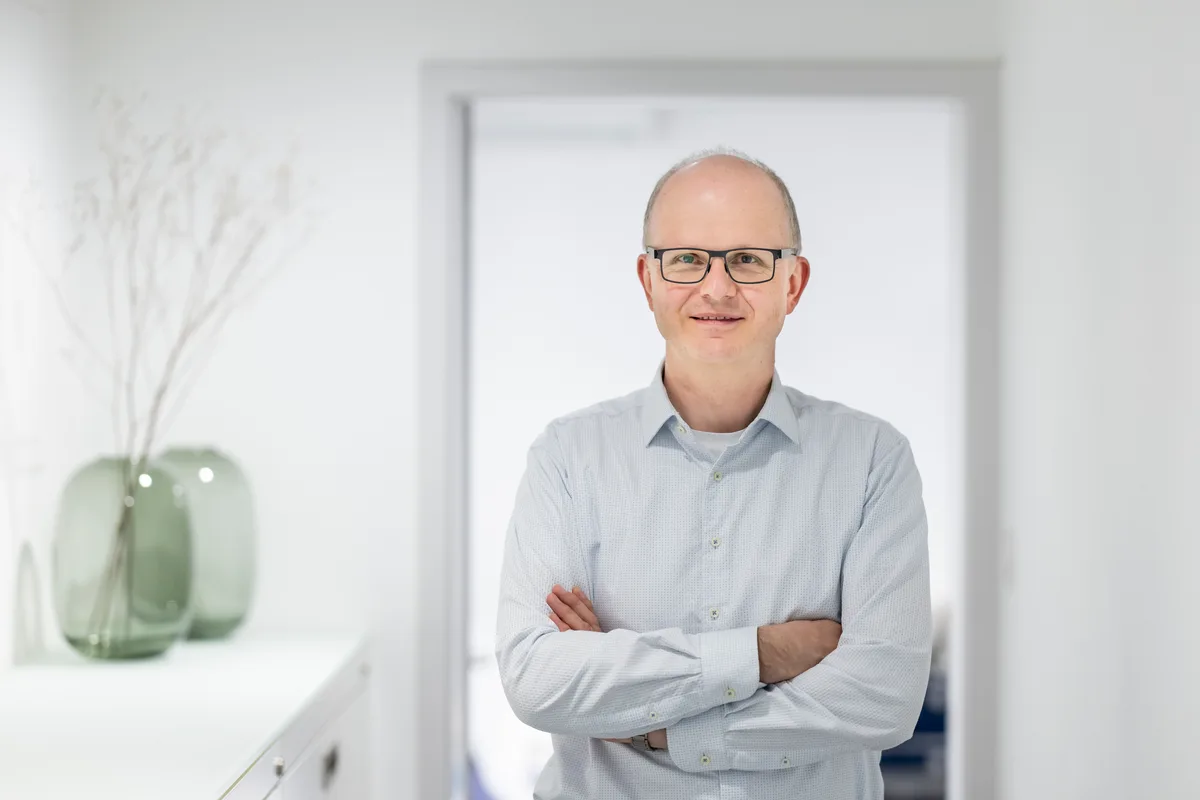 Dr. Med Res Kielholz rät nur Personen mit einem erhöhten Risiko zu einer Vorsorgeuntersuchung. Dr. med. Res Kielholz in seiner Praxis in Uster