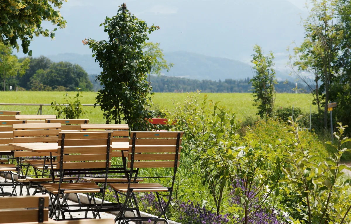 Der «Hasenstrick» ist ein Landgasthof, dessen Restaurantterrasse einen atemberaubenden Panoramablick über den Zürichsee und die Innerschweizer Alpen bietet. Foto darf nur für Mobilitätsbeilage vom 20.3.24 verwendet werden!!!
Der «Hasenstrick» ist ein Landgasthof, dessen Restaurantterrasse einen atemberaubenden Panoramablick über den Zürichsee und die Innerschweizer Alpen bietet.