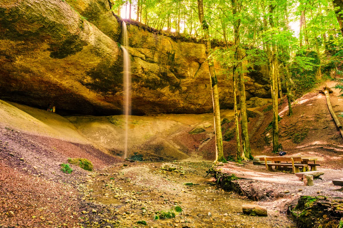 Neben dem Örtchen Gibswil und nur 400 Meter von der Herzroute entfernt, liegt der Rastplatz «Wissengubel Höhle» mit imposantem Wasserfall. Neben dem Örtchen Gibswil und nur 400 Meter von der Foto darf nur für Mobilitätsbeilage vom 20.3.24 verwendet werden!!!
Herzroute entfernt, liegt der Rastplatz «Wissengubel Höhle» mit imposantem Wasserfall.