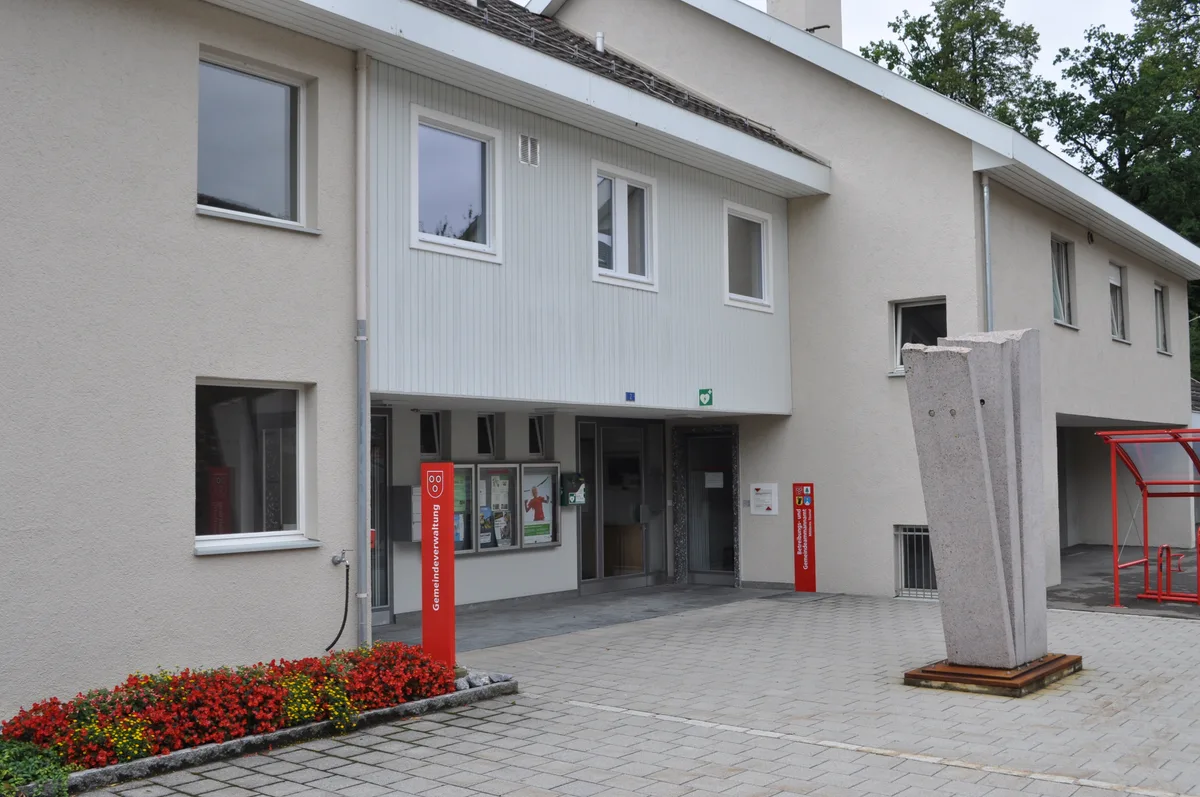 Man sieht den Eingang des Gemeindehauses in Wila.