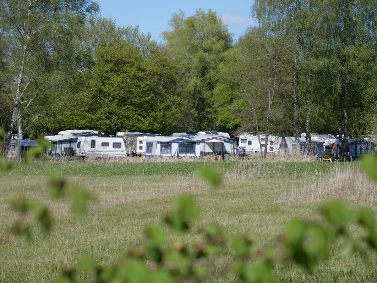 Blick auf Wohnwagen in Auslikon