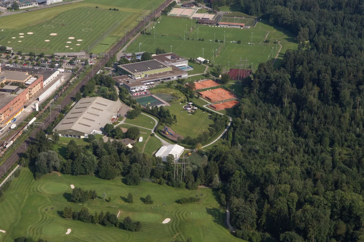 Blick auf eine Anlage mit Hallen und Plätzen.