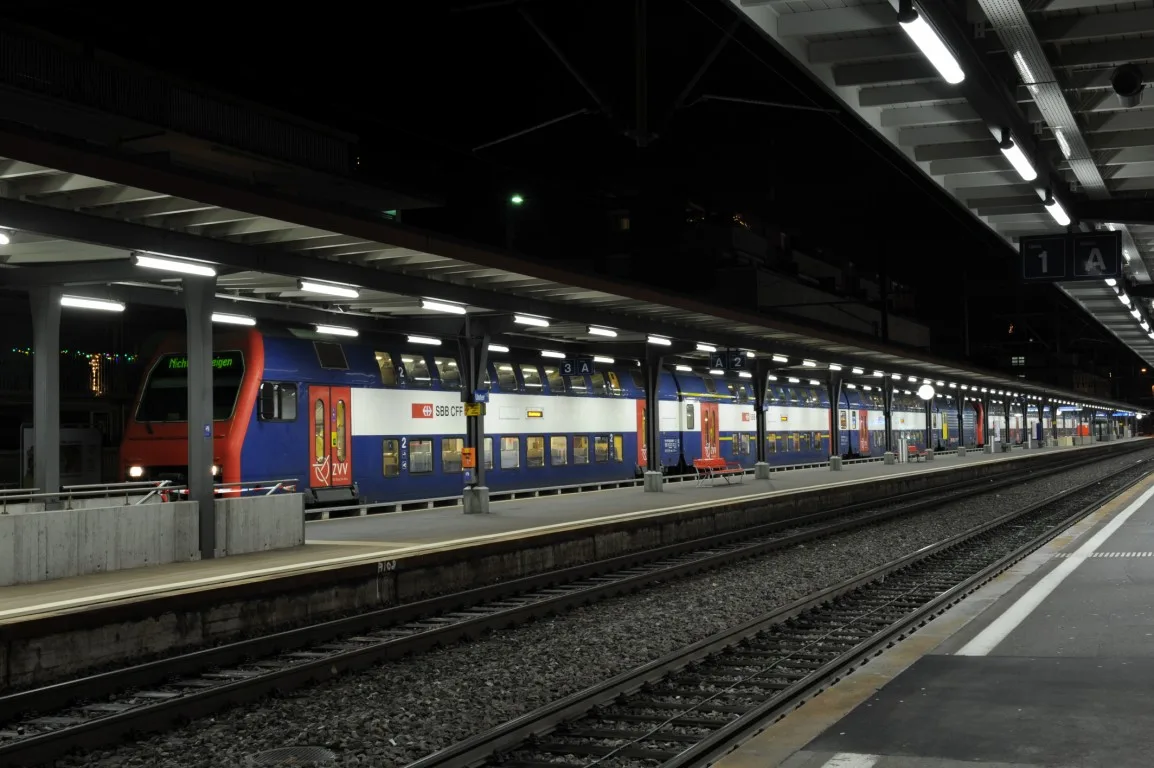 Wegen eine Drohung ist der Bahnhof Uster heute Abend grossräumig abgesperrt worden. Die Drohung richtete sich gegen einen Zug, der gegenwärtig im Bahnhof Uster steht und von Einsatzkräften abgesucht wird. Wie «Radio 1» berichtet, sei eine Meldung bei der Kantonspolizei Zürich eingegangen, dass eine unbekannte Person drohe, ein gefährliches Gepäckstück bei sich zu haben. Die Meldung sei um halb sieben Uhr eingegangen, sagte ein Sprecher. Die S-Bahnen, die über den Bahnhof Uster fahren, fallen bis auf Weiteres aus. Wie ein SBB-Sprecher auf Anfrage sagte, verkehren Ersatzbusse.